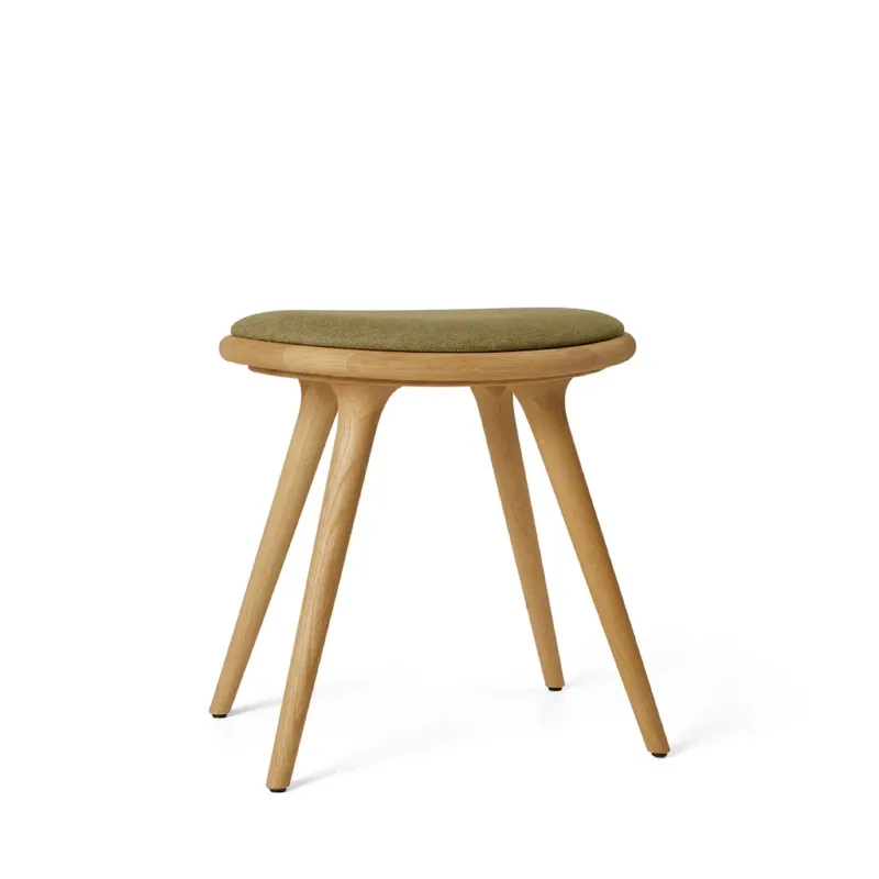 Low Stool, geölte Eiche, Kvadrat Clay 0017, 47 cm Hocker von Mater