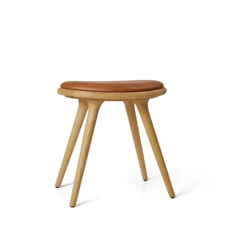 Low Stool, geölt Eichenholz, Nuance Walnut Leder, 47 cm Hocker von Mater