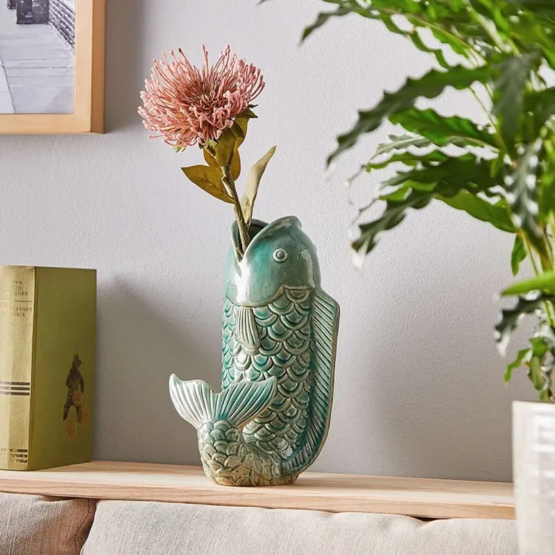 Vase in Koi-Fisch-Form aus Steingut – dekoratives Kunstobjekt
