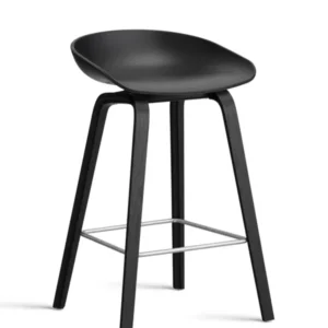 About a Stool AAS32 Low, Schwarz mit Stahl-Fußstütze von HAY