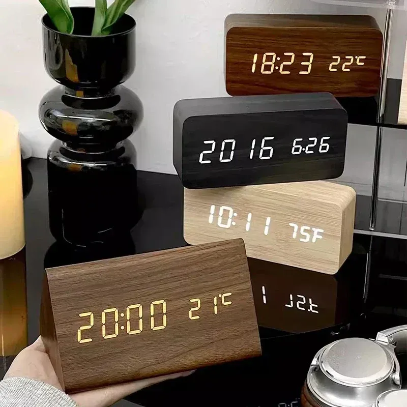 Digitaler LED-Wecker mit Holzoptik und Temperaturanzeige