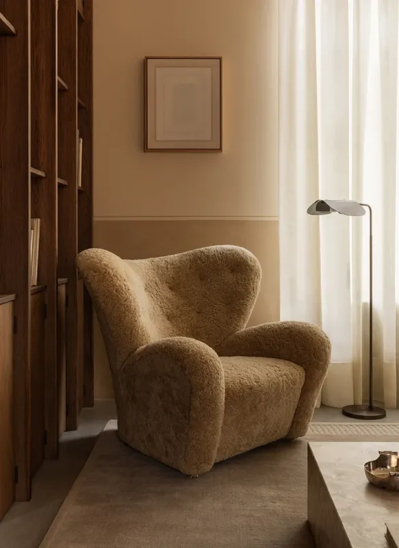 Audo Copenhagen - The Tired Man inkl. Hocker, Sheepskin Honey und Beine aus Eiche – Bild 3