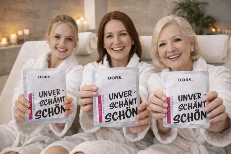 Drei Generationen Frauen im Spa tragen Bademäntel und halten die DORS Gesichtsmaske mit Hyaluron und Aloe Vera in die Kamera – luxuriöse Tuchmaske für intensive Feuchtigkeit, Glow und Hautpflege in jedem Alter.