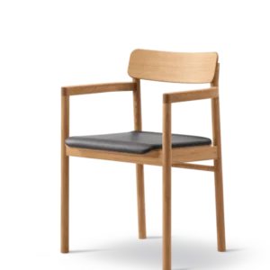 Post Esszimmerstuhl geölt Eiche, Sitz gepolstert omni 301 schwarz Leder von Fredericia Furniture