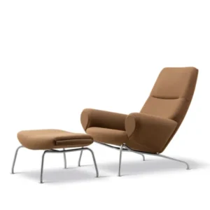Queen Stuhl inkl. Hocker in Vidar 353 mit Keder in Max 91 Leder von Hans J. Wegner