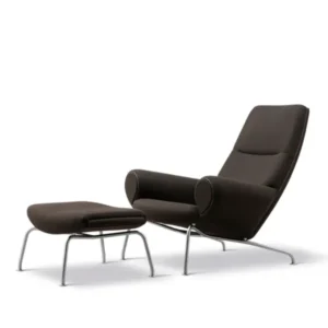 Queen Chair inkl. Hocker in Vidar 386 mit Keder in Max 96 Leder von Hans J. Wegner