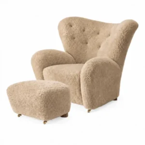 Audo Copenhagen - The Tired Man inkl. Hocker, Sheepskin Honey und Beine aus dunkel gebeizter Eiche