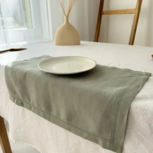 Tischset aus salbeigrünem Leinen mit Hohlsaum und Kuvertecken