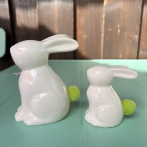 Hase Porzellan mit grünem Püschel