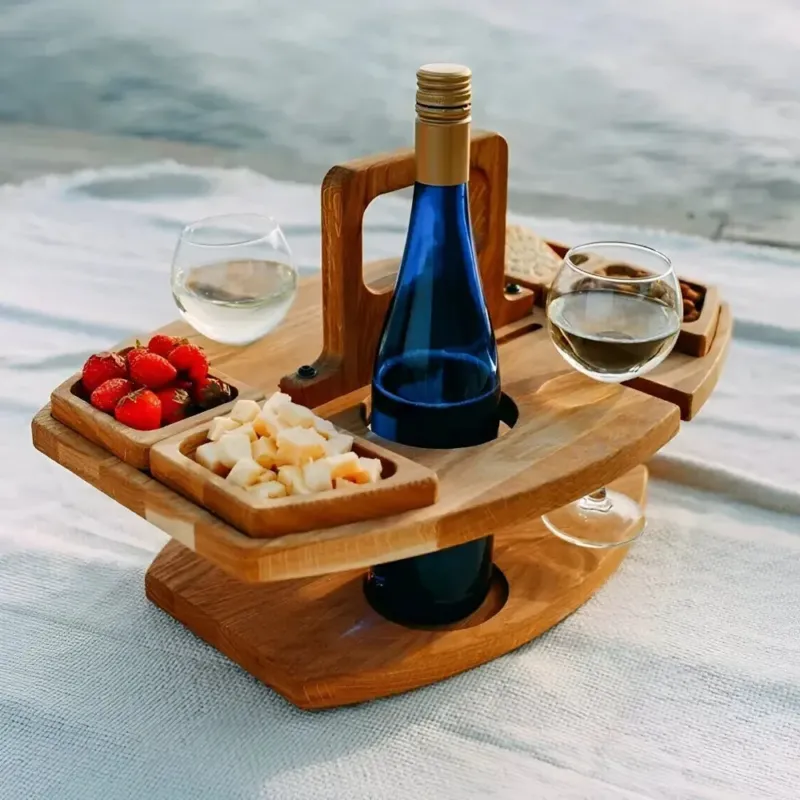 Klappbarer Picknick Weintisch aus Holz mit Glashalterung und Snackfächern