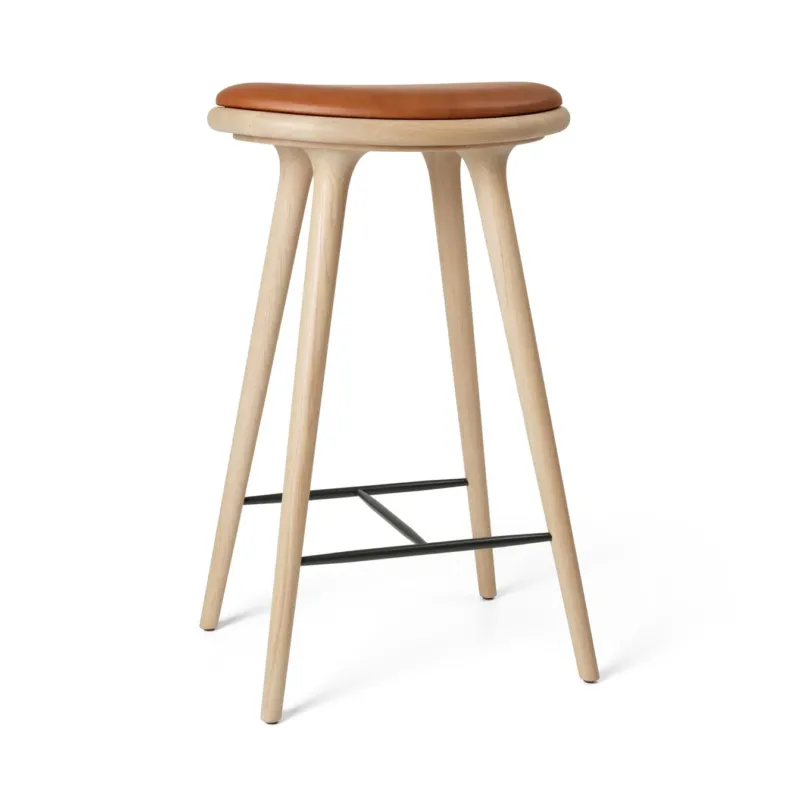 High Stool, matt lackiertes Eichenholz, Nuance Walnut Leder, 74 cm, hoher Barhocker von Mater