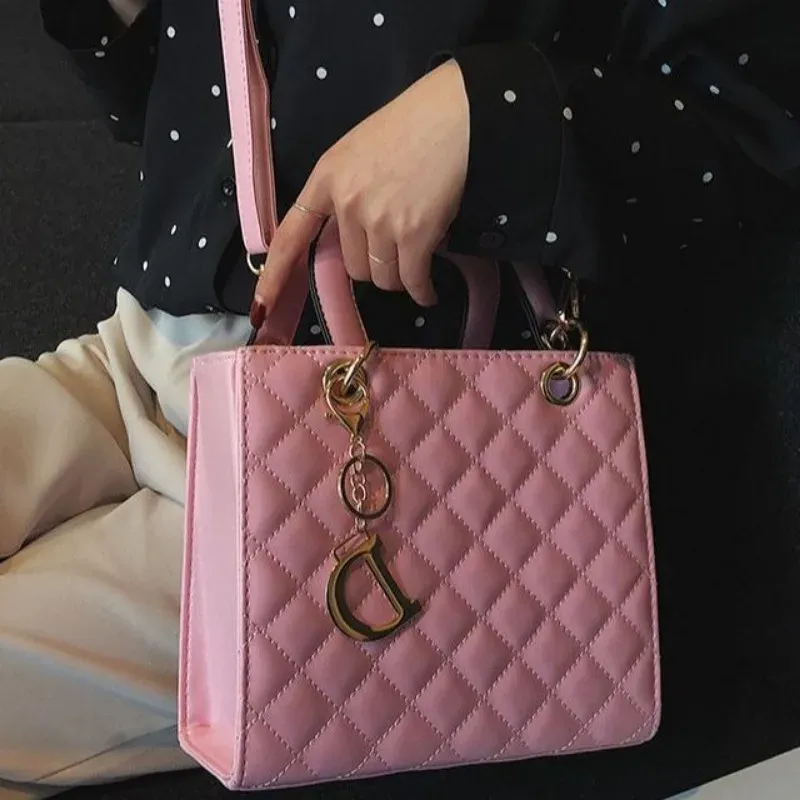 Quilted Chain Tote Bag Diamond Pattern Leather Design - Detailed view