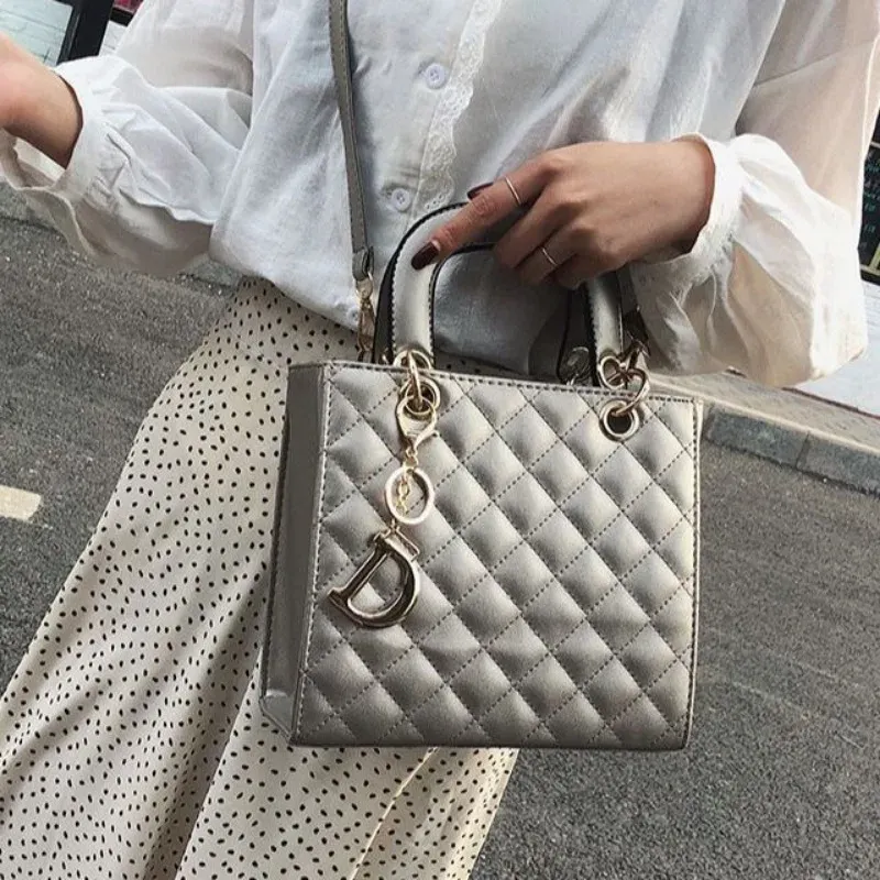 Quilted Chain Tote Bag Diamond Pattern Leather Design - Product detail 4
