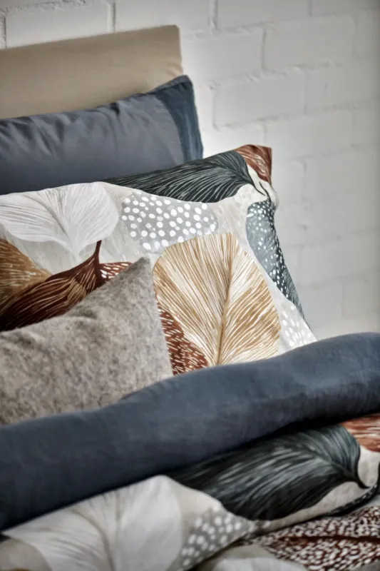 Vandyck dekbedovertrek Blatform met dessin van bladeren in blauw en beige en donkerblauw linnen dekbedovertrek Pure 07 met sierkussensloop Home Bellavita Sand