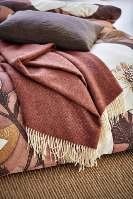 Vandyck Floravine dekbedovertrek met Home Bellavita sprei / plaid Mocca - Pure 68 kussensloop Dark Truffle -www.bath-living.com