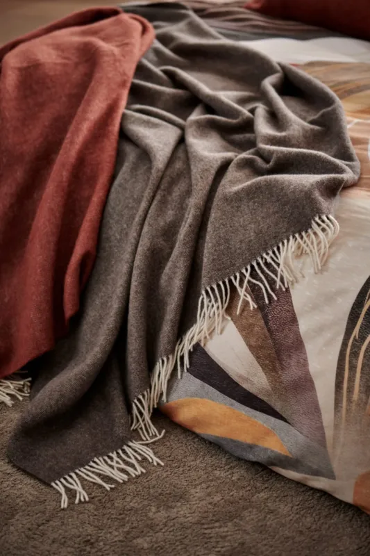 Vandyck Home Serina sprei in Espresso, donkerbruin en Home Bellavita sprei in Mocca, roodbruin op dekbedovertrek Velora