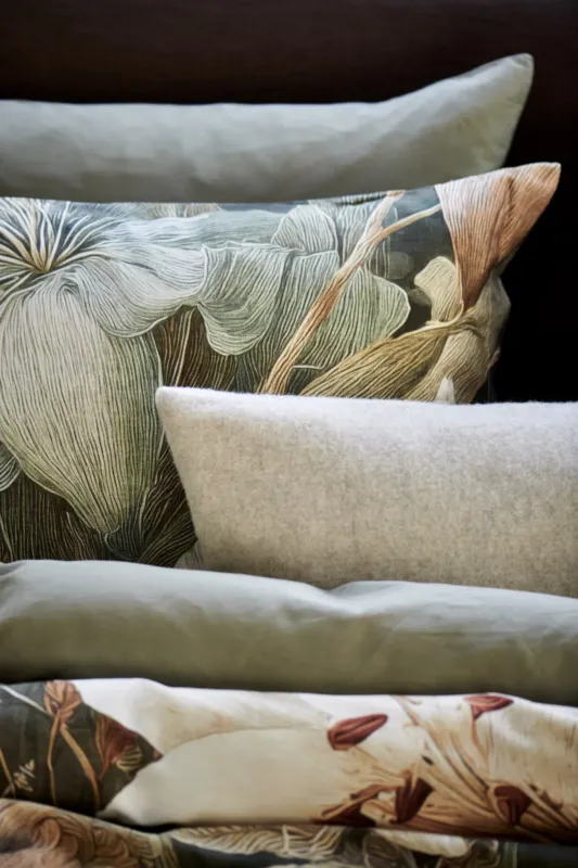 Vandyck grijs sierkussensloop merinowol cashmere bij groen dekbedovertrek met bloemen in bruinten - www.bath-living.com