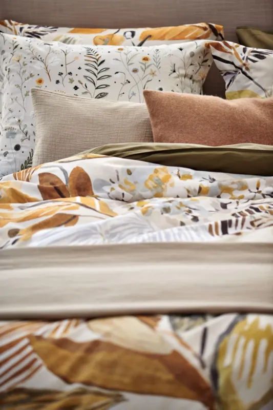 Vandyck spreisloop Pure 68 Linen en Home Bellavita Soft Tan - dekbedovertrekken Wildling en Formflora - www.bath-living.com