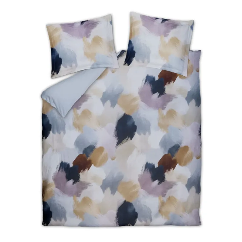 Vandyck Fate dekbedovertrek in kleur Faded Denim met abstract dessin van geverfde vlekken in blauwtinten, lila, bruin en beige (SAM126228)