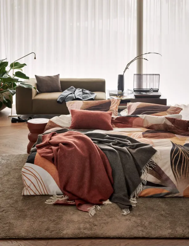 Vandyck Velora dekbedovertrek met Home spreien, Bellavita Mocca en Serina Espresso - www.bath-living.com