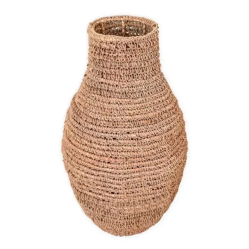 Freigestellte Aufnahme der großen geflochtenen Bodenvase Sakra in bauchiger Form.