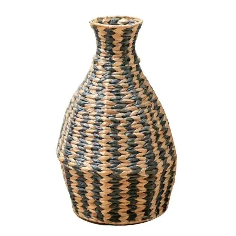 Geflochtene Deko Vase Dayana in Schwarz und Natur aus Wasserhyazinthe als freigestelltes Produktfoto