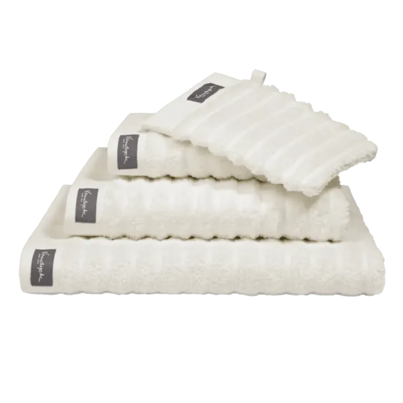 Handtuch Wave in Cream Tan von Vandyck aus Baumwolle mit geriffelter Streifenstruktur für ein modernes Badezimmer.