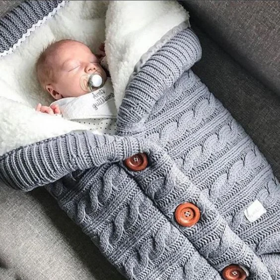 Gestrickter Baby Winterschlafsack 0-12 Monate mit Knöpfen